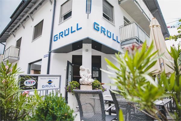 Grüll Fish Specialties & Bistro