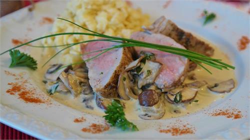 Filetto di maiale "Kaiser Karl" in crosta di erbe su ragù di funghi magici